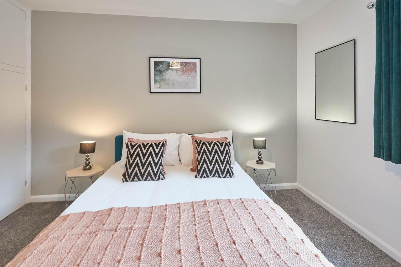 Host & Stay - Endeavour Apartments Уитби Экстерьер фото