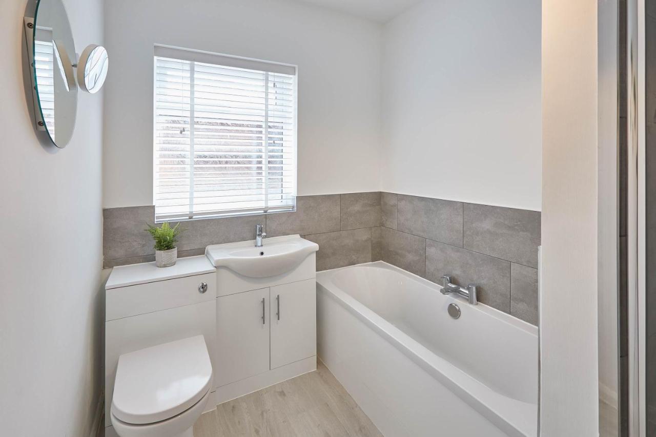 Host & Stay - Endeavour Apartments Уитби Экстерьер фото